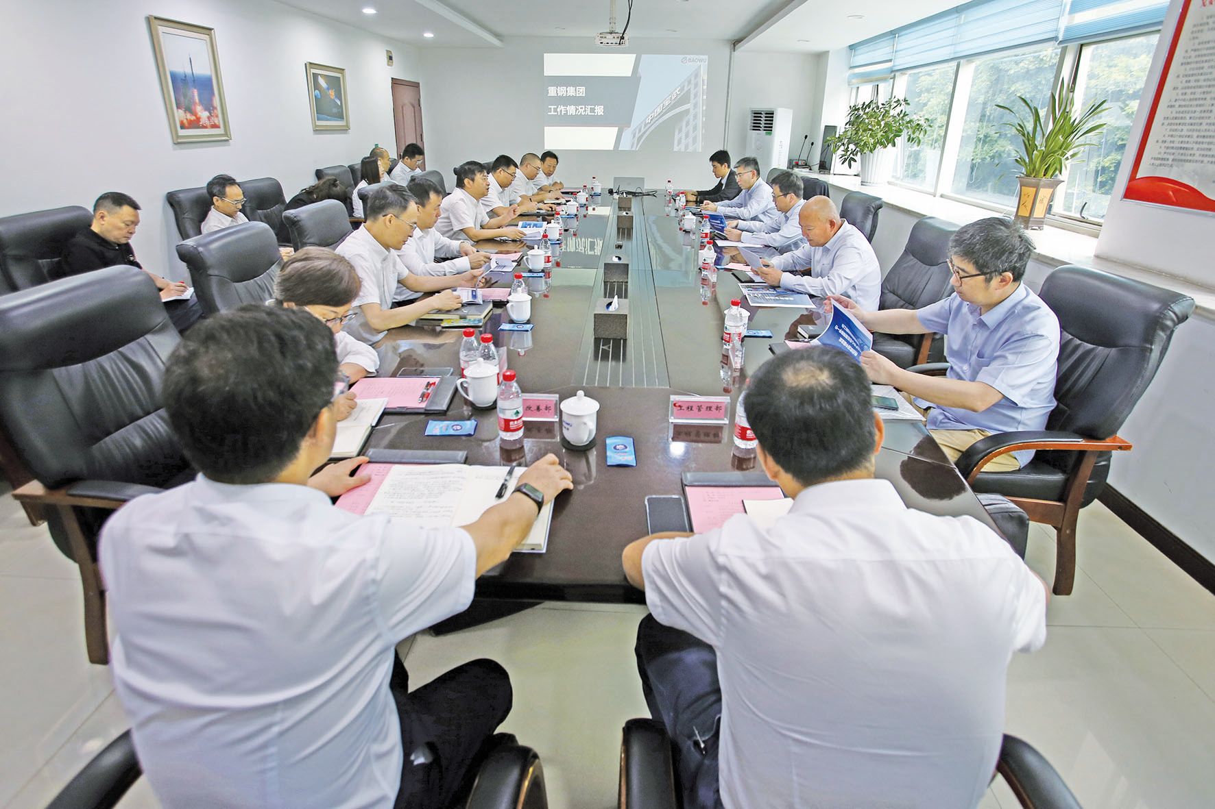 报眼：5月30日，，，，，中国宝武工业不动产中心总司理，，，，，宝地资产党委书记、董事长傅新宇来司调研。。。记者 沙凌云 摄bbec1985 0dc4 44df Bf59 661a540487b3